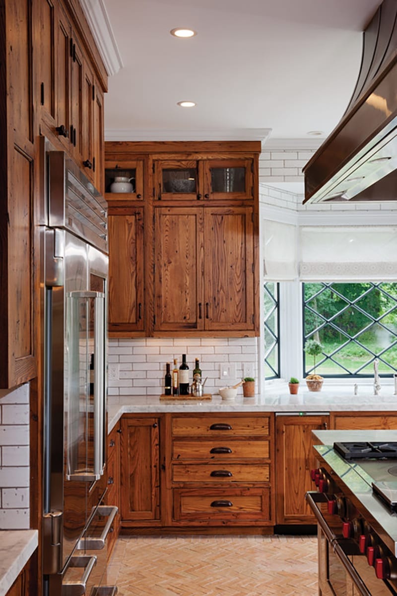 rustic-kitchen-with-chestnut-cabinets