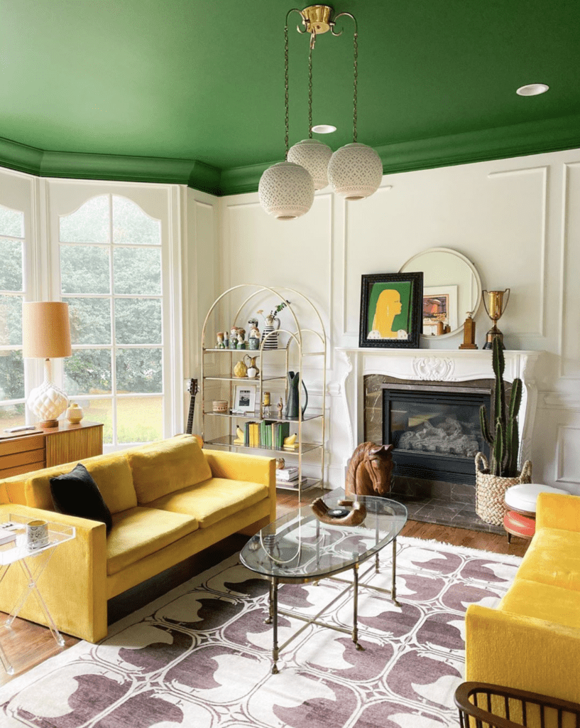 가정 디자인 아이디어: 녹색으로 그려진 천장과 2개의 메리 골드 소파가 있는 방