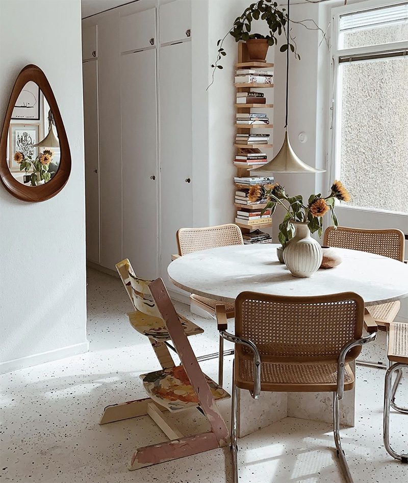 홈 디자인 아이디어: DIY 색종이 바닥을 갖춘 밝고 넓은 식당